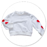 FELPA BIANCA CON CUORI SULLE MANICHE