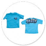 TSHIRT AZZURRA CON SCRITTA DIETRO 